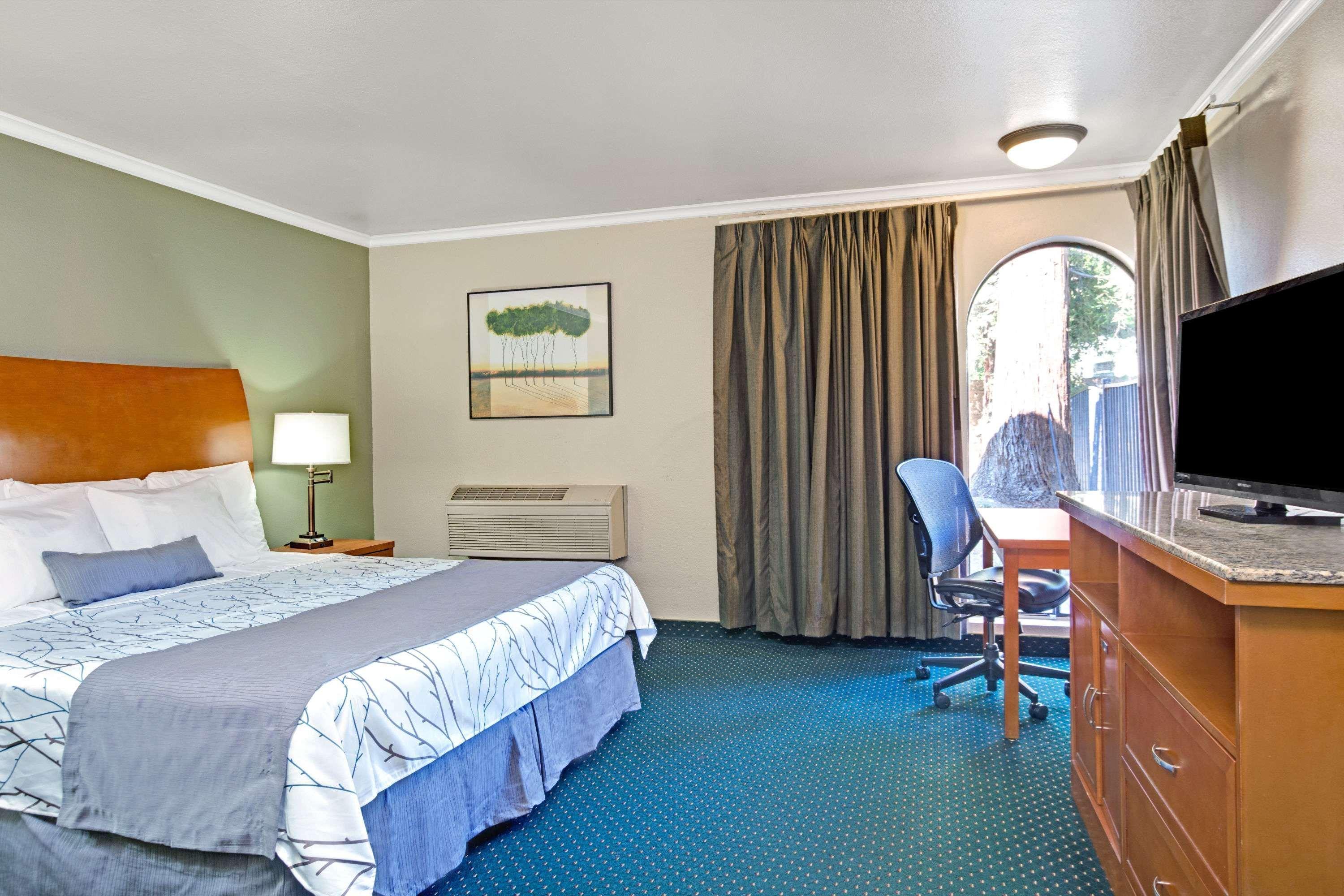 Days By Wyndham Convention Center Hotel